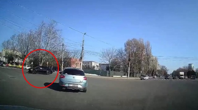 Cine-i lasă fără permis pe „driftangiii de serviciu” din intersecţia de la CET?! Video