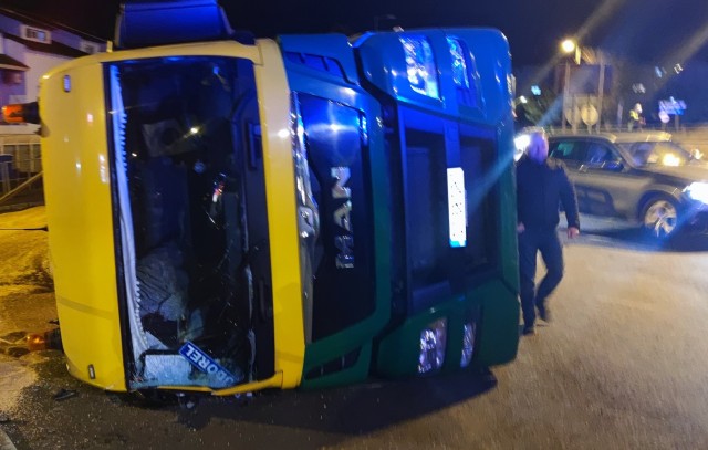 Accident rutier la ieșire din Ovidiu. Un autocamion încărcat cu grâu s-a răsturnat