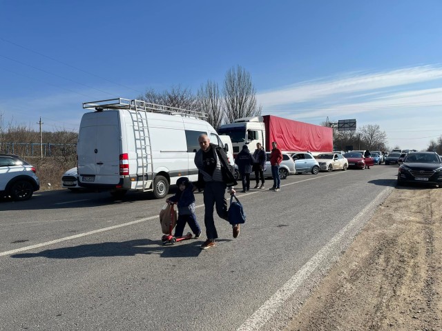 Refugiații ucraineni trec punctul de frontieră de la Isaccea, Tulcea. VIDEO