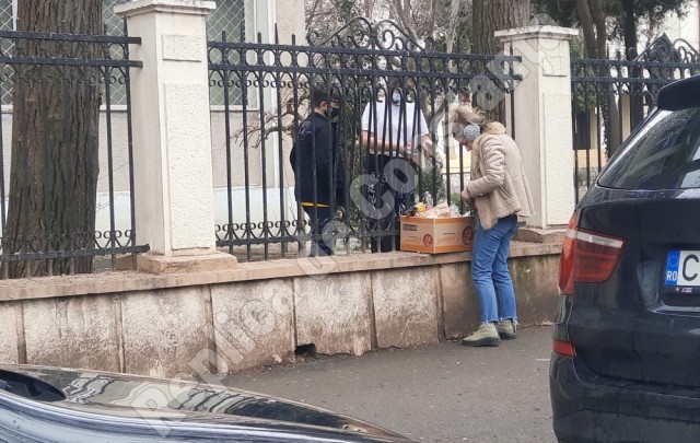 La Colegiul Pedagogic se vând alimente interzise elevilor, prin gard! VIDEO