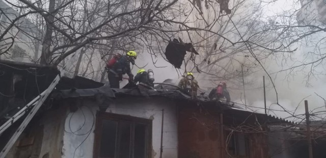 Incendiu la o casă părăsită, pe strada Farului