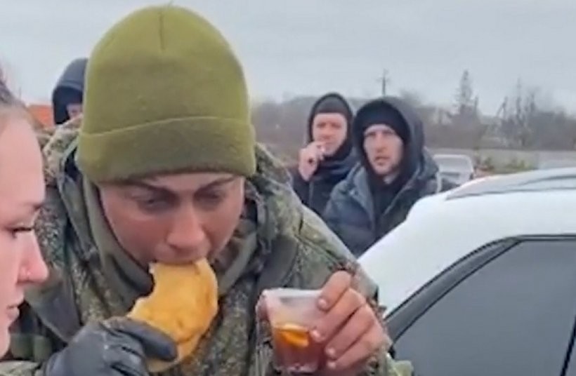 Un Militar Rus Devenit Prizonier De Război Izbucnește în Plâns Atunci