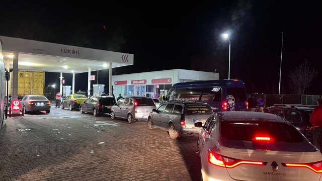 Isteria a ajuns și la Constanța: benzinăriile și magazinele, luate cu asalt! Video