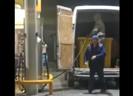 Așa ceva?! Românii au mers la benzinării cu... pubelele de gunoi! Video