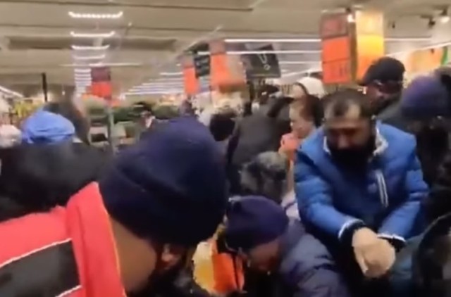 Isterie! Bătaie în supermarket, pe alimente. Video