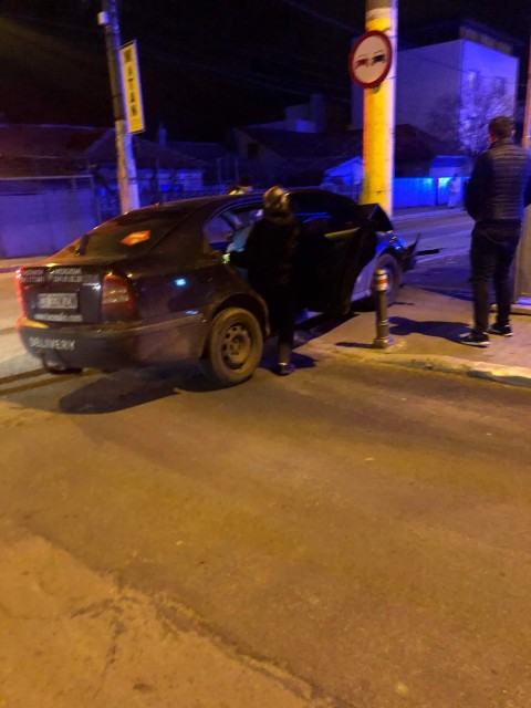 A încercat să evite un accident și a pupat stâlpul cu mașina de delivery!