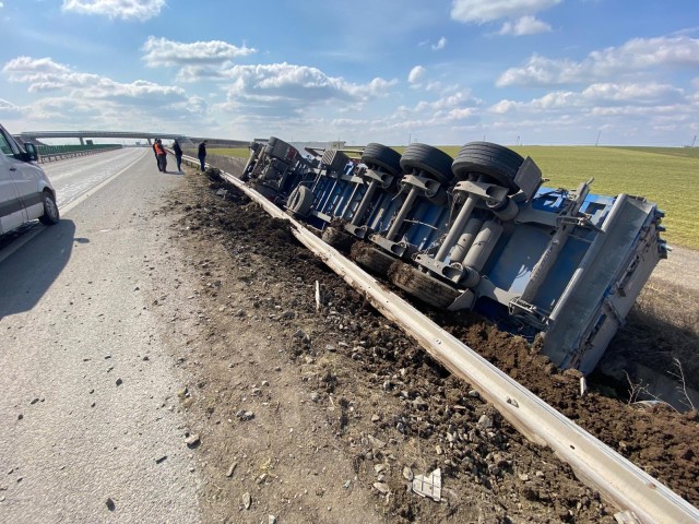 Tir, încărcat cu porumb, răsturnat pe autostrada A4