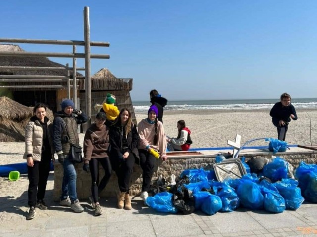 Un grup de ucraineni s-a apucat de strâns gunoaiele de pe plajă, în Mamaia Nord