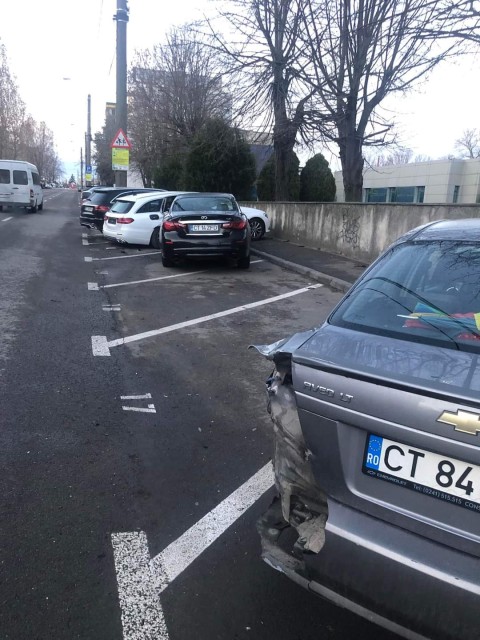 Un șofer a făcut praf trei mașini, într-o parcare, pe Șoseaua Mangaliei