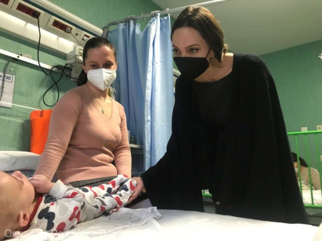 Angelina Jolie vizitează copiii ucraineni internaţi la spitalul Bambino Gesú din Roma