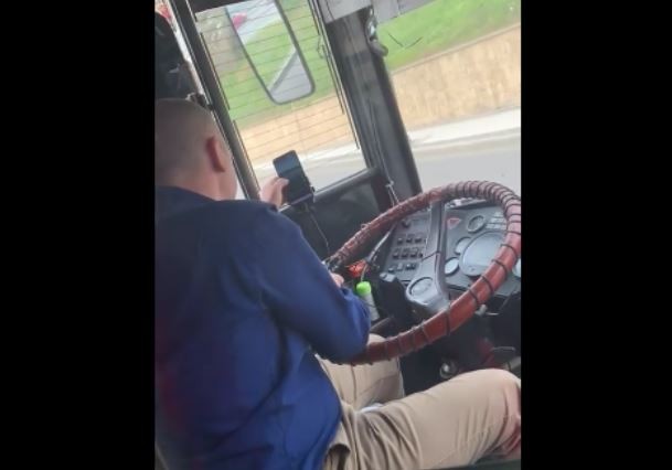 Un șofer CT BUS se uită pe telefon în timpul cursei. VIDEO