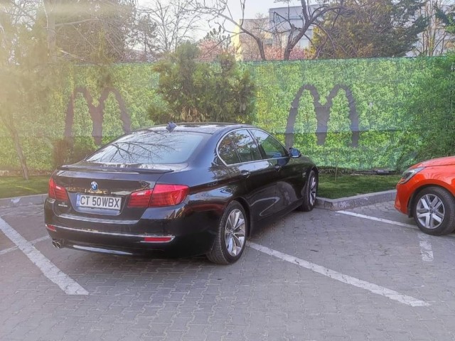 Aroganțe cu BMW-ul la Mc Donald's