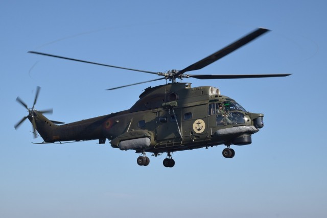 Un elicopter IAR 330-Puma caută mine în Marea Neagră