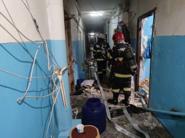 Explozie urmată de incendiu într-un apartament din Constanța; 91 de persoane evacuate. Video