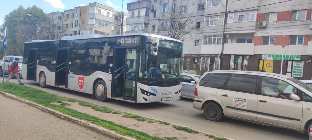 Show în autobuz, din cauza unor tineri care ascultau muzică! Video